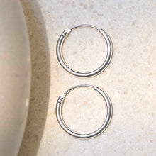 ME445_Sterling Silver 18mm Hoop Earrings_2