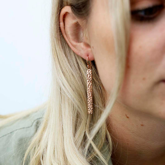 MS1229RG_ROSE GOLD PLATED SILVER HAMMERED BAR EARRINGS_MODEL