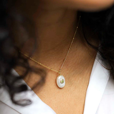 MM03_Sterling Silver Gold Plated Pearl and Peridot Stone Set Gem Necklace_model