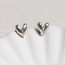 ML722_Sterling Silver Love Heart Studs_1