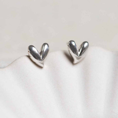 ML722_Sterling Silver Love Heart Studs_1
