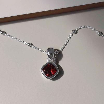MW01_Sterling Silver Garnet Birthstone Necklace (January)_satellite_2