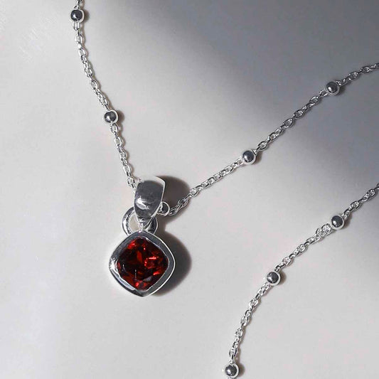 MW01_Sterling Silver Garnet Birthstone Necklace (January)_satellite_1