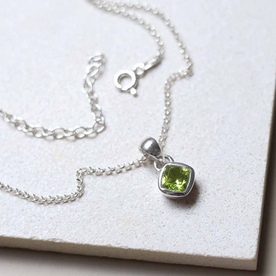 MW08_Sterling Silver Peridot Birthstone Necklace (August)_belcher_1
