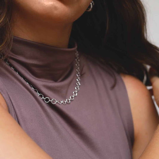 MV1347N_Sterling Silver Shimmer Link Necklace 20_Model