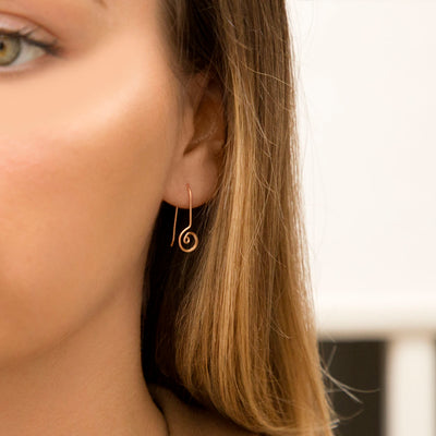 MS1155RG_ROSE GOLD PLATED SILVER SIMPLE SPIRAL DANGLY EARRINGS_MODEL