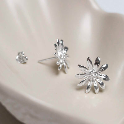 MD302_Sterling Silver Polished Daisy Stud Earrings_4