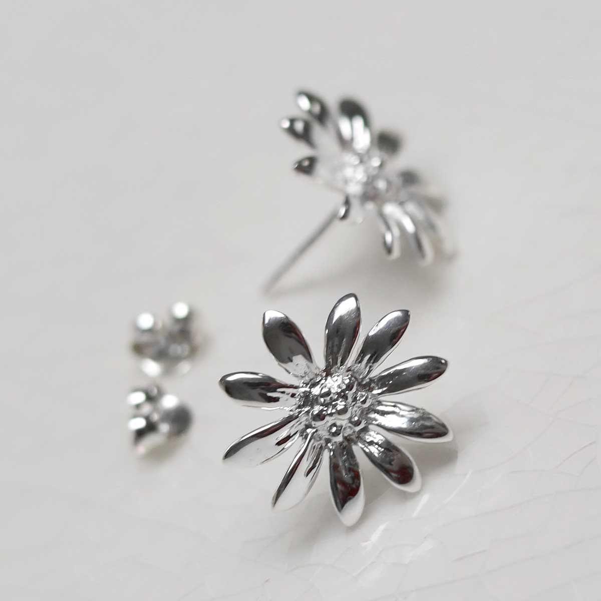 Sterling Silver Polished Daisy Stud Earrings