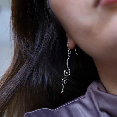 MS1151_Sterling Silver Reflected Twirl Dangly Earrings_model