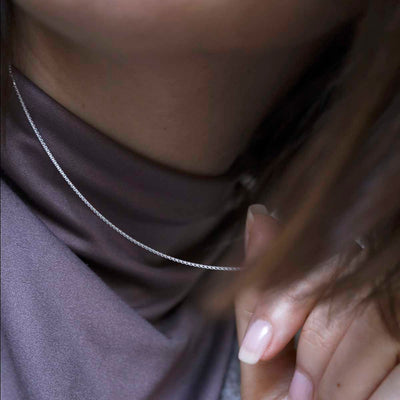 RBC_Sterling Silver Round Box Chain Necklace _model