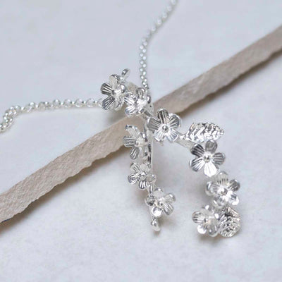 MB081P_Sterling Silver Forget Me Not Cluster Necklace_1
