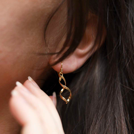 ME394B_18k Gold Plated Brass Dangly Simple Twist Earrings_model