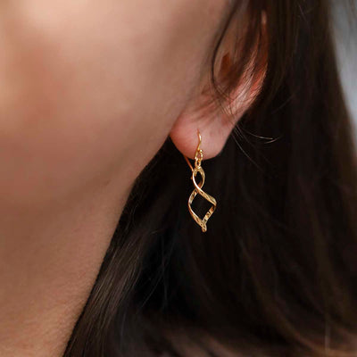 ME394B_18k Gold Plated Brass Dangly Simple Twist Earrings_model 2