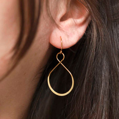 ML866B_18k Gold Plated Brass Wire Teardrop Dangly Earrings_model