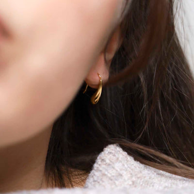 ML894B_18k Gold Plated Brass Small Liquid Drop Earrings_model 1