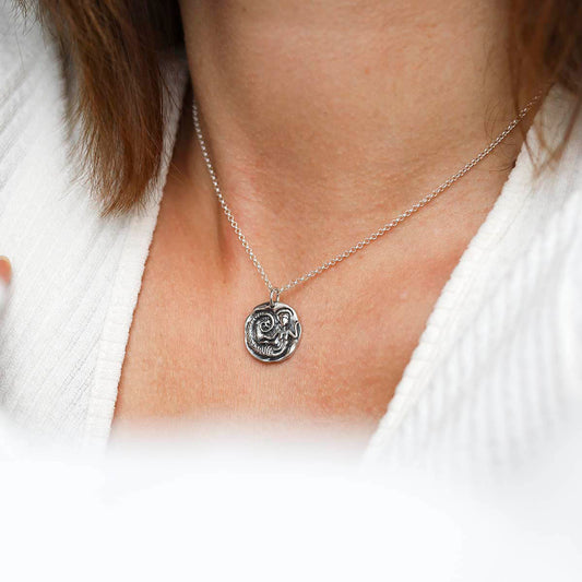 MZA039_Sterling Silver Siren Necklace_model