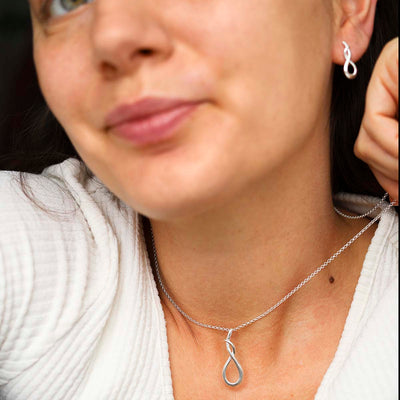 MD314P_Sterling Silver Designer Loop Necklace_ model 2