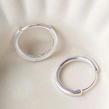 ML999_Sterling Silver Flat Huggies_5