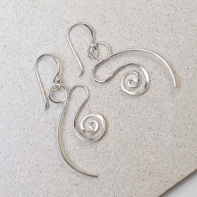 ME522_Sterling Silver Twirling Ribbon Dangly Earrings_1