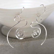 ME522_Sterling Silver Twirling Ribbon Dangly Earrings_5