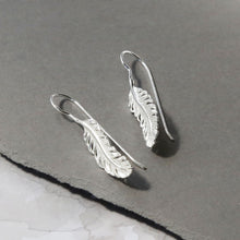 MB208 3 FEATHER DROP EARRINGS