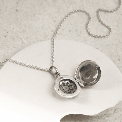 MR1109 STERLING SILVER VINTAGE ROUND LOCKET 2 1110X1110