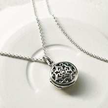 MR1109 STERLING SILVER VINTAGE ROUND LOCKET 3 1110X1110