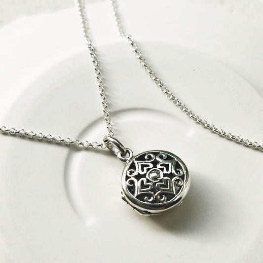 MR1109 STERLING SILVER VINTAGE ROUND LOCKET 3 1110X1110