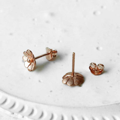 MS1217RG ROSE GOLD PLATED STERLING SILVER DAINTY DAISY STUDS 1110X1110.