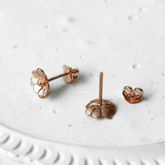 MS1217RG ROSE GOLD PLATED STERLING SILVER DAINTY DAISY STUDS 1110X1110.
