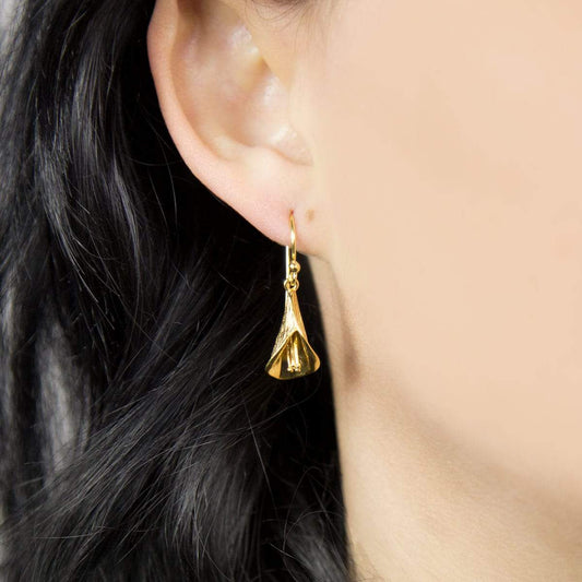 MB067EG GOLDPLATEDSTERLINGSILVERCALLALILYEARRINGS 003