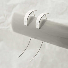 MD370 STERLING SILVER SHIELD THREADER EARRINGS 1