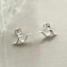 MD373 STERLING SILVER WAVE STUDS 4