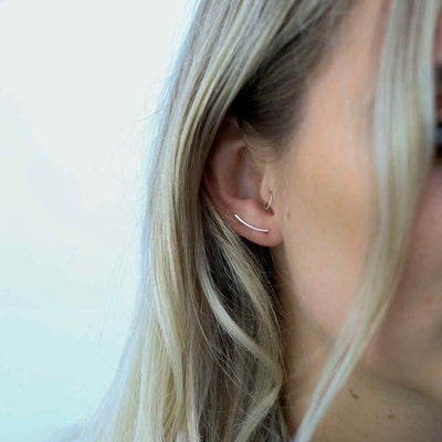 MS1239 STERLING SILVER TINY CURVE THREADER EARRINGS MODEL