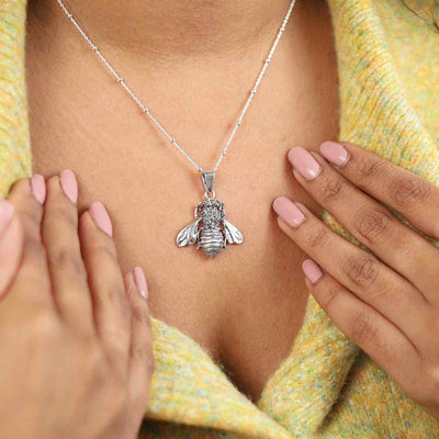 MC262 STERLING SILVER BUMBLEBEE PENDANT NECKLACE MODEL