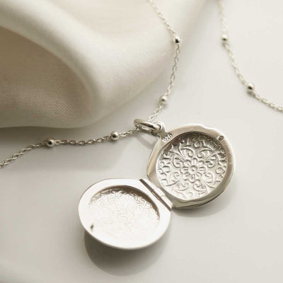 MC167 STERLING SILVER FLORAL ROUND LOCKET NECKLACE OPEN 1