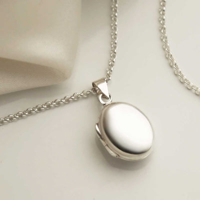MC197 STERLING SILVER LITTLE OVAL LOCKET 1