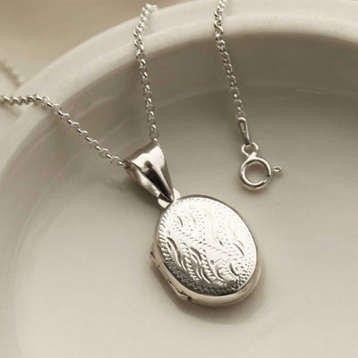 MR1106 ENGRAVABLE STERLING SILVER DECORATIVE OVAL LOCKET NECKLACE 1