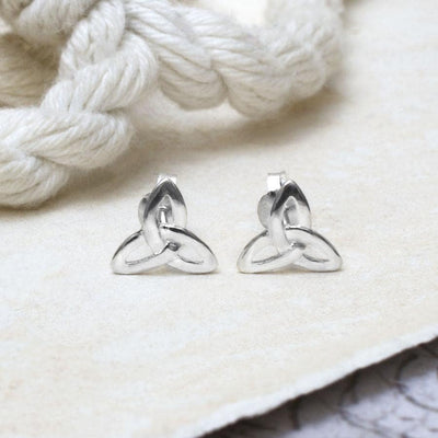 MC219 STERLINGSILVERSMALLCELTICTRIQUETRASTUDEARRINGS 001