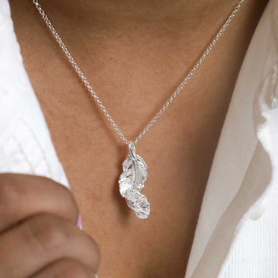MB064P STERLING SILVER FURL FEATHER NECKLACE MODEL min