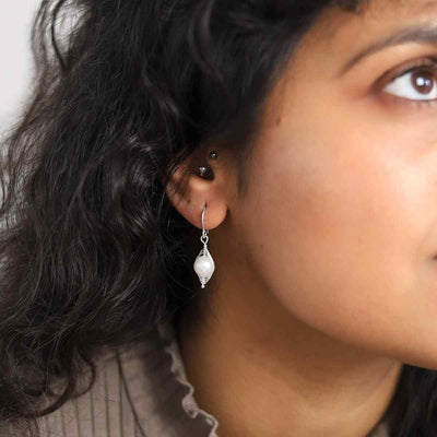 ML801 STERLING SILVER PEARL WIRE DANGLY EARRINGS MODEL