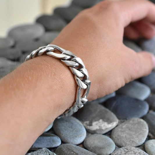 BIG BRACELET ON MODEL 900X900