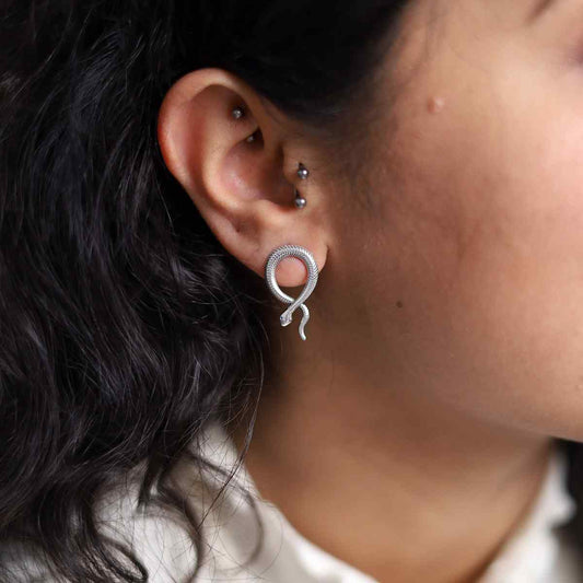 ML779 STERLING SILVER SNAKE STUD EARRINGS MODEL