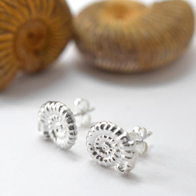 MA40E SILVERAMMONITESTUDEARRINGS 002