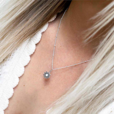 ML820m Sterling Silver Mother of Pearl Moroccan Flower Necklace Model