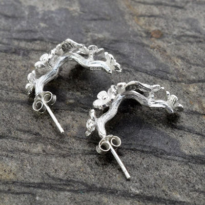 MB081E SILVERFORGETMENOTCLUSTEREARRINGS 001