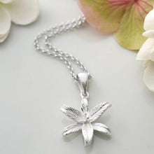 MB093P SILVERLILYFLOWERSTARNECKLACE 003