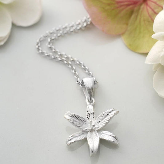 MB093P SILVERLILYFLOWERSTARNECKLACE 003