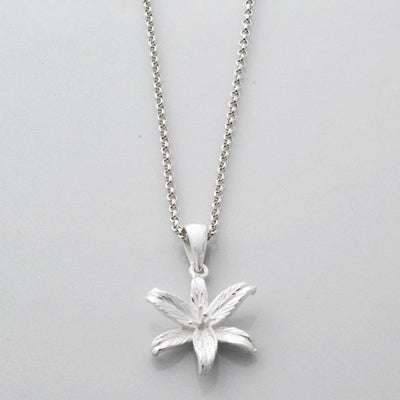 MB093P SILVERLILYFLOWERSTARNECKLACE 002