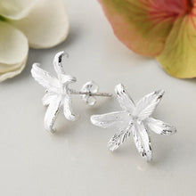 MB093E SILVERLILYFLOWERSTARSTUDEARRINGS 005
